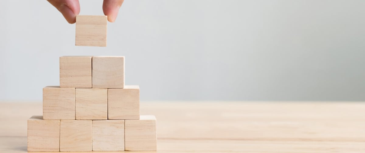put-blocks-together-in-a-pyramide-accellerators-header (1)
